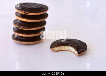 Délicieux gâteaux de Jaffa (biscuits) avec remplissage d'orange et glaçage au chocolat sur fond de bois blanc Banque D'Images