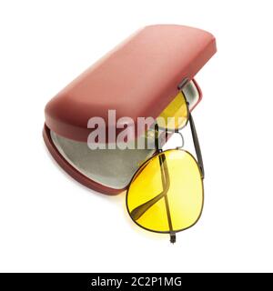 Lunettes de protection anti-reflets jaunes avec étui en plastique et diaphragme sur fond blanc Banque D'Images