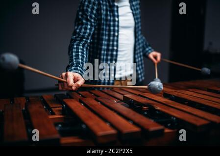 Le xylophone player mains avec des bâtons en bois, sons. Instrument à percussion musicale Banque D'Images