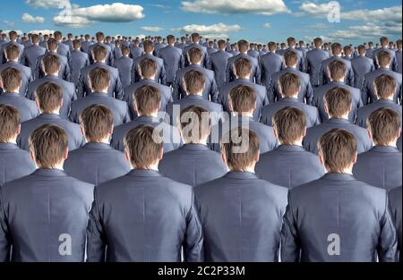 Vue arrière d'un grand nombre de clones d'affaires identiques Banque D'Images
