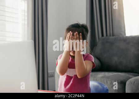 Les enfants asiatiques jouent avec des enseignants et des amis dans l'apprentissage en ligne alors que l'école est fermée pendant l'épidémie de virus. Banque D'Images