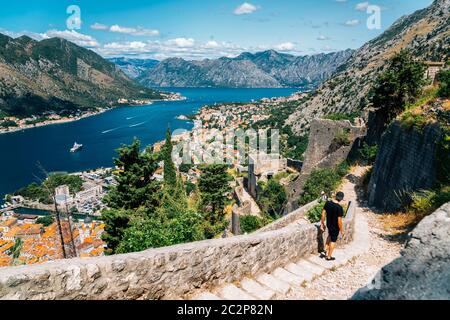 Baie de Kotor, vieille ville et montagnes avec vue panoramique sur la forteresse de Kotor au Monténégro Banque D'Images