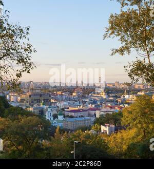 Vue sur les arbres de Kiev, l'Ukraine Banque D'Images