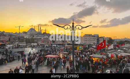 27 octobre 2019. Place Eminonu au coucher du soleil, Istanbul, en Turquie. Les gens se reposent et socialisent sur une place près du pont de Galata, shopp Banque D'Images