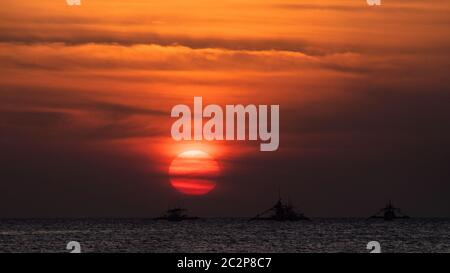 Là, les bateaux sont alignés tandis que le soleil se couche avec ses rayons se propageant vers le haut devenant crépuscule avant que l'obscurité ne vienne et il devient nuit. Banque D'Images