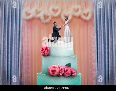 Gâteau de mariage avec statuettes pour mariée et marié sur le dessus. Tarte nuptiale pour jeunes mariés avec petites figurines, symbole traditionnel de la cérémonie de célébration Banque D'Images