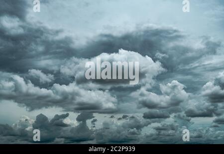 Dramatique sombre Ciel et nuages. Arrière-plan de la mort et triste concept. Ciel gris et des nuages blancs. Thunder storm et ciel. Triste et moody sky. Nature Banque D'Images