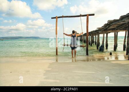 Profiter de l'oscillation de la plage en été tropical île de Koh Rong au Cambodge Banque D'Images