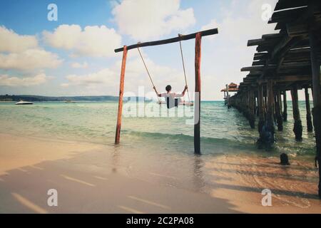 Profiter de l'oscillation de la plage en été tropical île de Koh Rong au Cambodge Banque D'Images