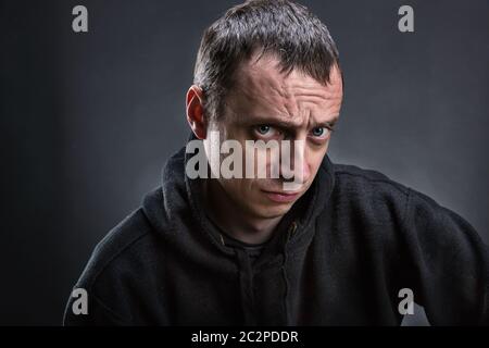 Libre d'un homme de plus froncer adultes gray Banque D'Images