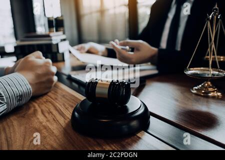 Les clients viennent demander conseil à l'avocat du bureau pour obtenir des conseils au sujet de la loi concernant les violations de la vie privée. Banque D'Images