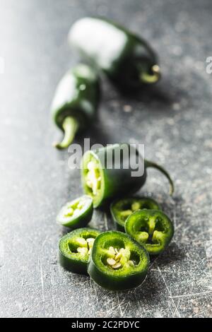 Piment Jalapeno vert sur la vieille table de cuisine. Banque D'Images