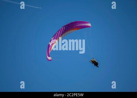 Parapente sur le fond de ciel avec jet liner derrière Banque D'Images