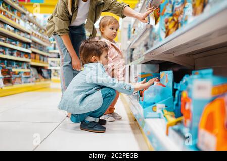 Garçon Enfant En Bas Âge Avec Panier Enfant Dans Un Supermarché