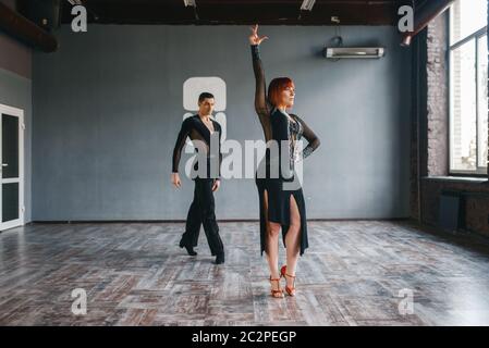 Homme et femme sur ballrom formation danse en classe. Les hommes et les partenaires sur la danse de couple professionnel studio Banque D'Images