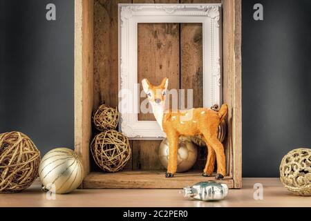 Décoration de Noël boîte en bois avec boules dorées de cerf et cadre blanc Banque D'Images