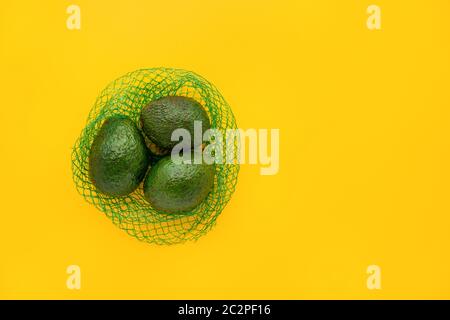 Sac de coton en maille éco d'épicerie avec avocats.Vegetarisme. Concept de shopping et de mode de vie écologique. Banque D'Images