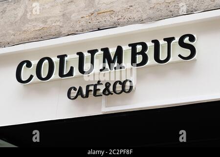 Bordeaux , Aquitaine / France - 06 14 2020 : Columbus Cafe & Co signe le logo du café français snack Banque D'Images