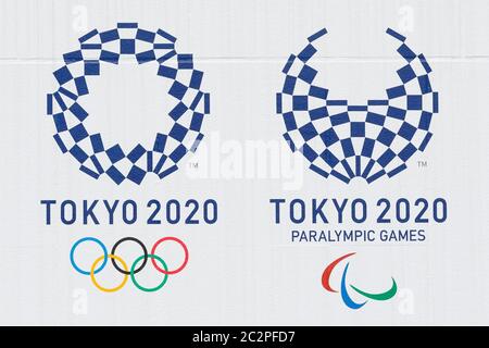 Tokyo, Japon. 18 juin 2020. Les logos des Jeux olympiques et paralympiques de Tokyo de 2020 sont visibles dans le centre-ville de Tokyo. Les médias japonais ont indiqué qu'un membre du conseil exécutif de Tokyo 2020 a déclaré qu'il fallait demander un autre retard si les jeux ne peuvent pas avoir lieu l'année prochaine en raison de la pandémie du coronavirus. Le Comité International Olympique et le Comité d'organisation local ont déclaré que les Jeux seront annulés s'ils ne peuvent pas avoir lieu le 2021 juillet prochain. Credit: Rodrigo Reyes Marin/ZUMA Wire/Alay Live News Banque D'Images