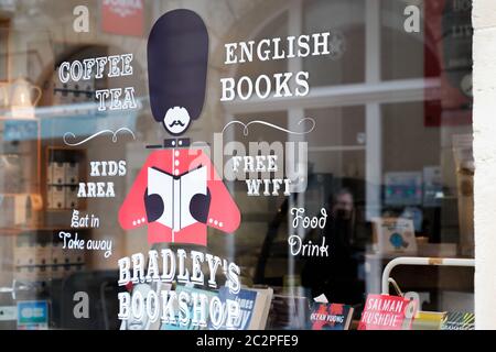 Bordeaux , Aquitaine / France - 06 14 2020 : Bradley's Bookshop logo boutique de livres anglais magasin de signe dans la rue Banque D'Images