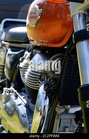 Bordeaux , Aquitaine / France - 06 14 2020 : Royal Enfield vieille école moto couleur orange avec moteur détail de moto indienne vintage Banque D'Images