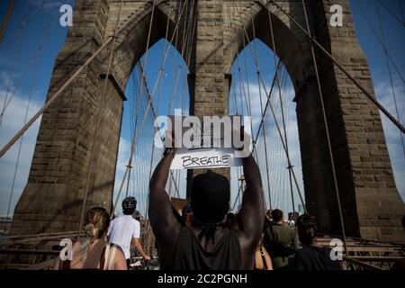 Washington, États-Unis. 29 mai 2020. Des manifestants se rassemblent sur le pont de Brooklyn à New York, aux États-Unis, le 29 mai 2020. Crédit: Michael Nagle/Xinhua/Alay Live News Banque D'Images