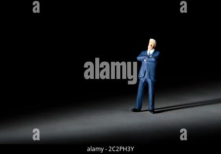 Figurine miniature d'affaires réussi avec bras croisés Banque D'Images