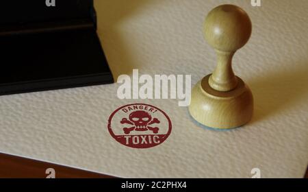 Danger toxique avec le timbre du crâne et la main estampillée. Concept d'avertissement de poison. Banque D'Images