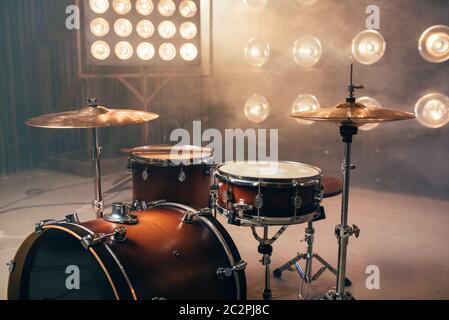 Kit de batterie, instrument à percussion sur la scène avec des lumières, personne. Matériel professionnel batteur, battre ensemble Banque D'Images