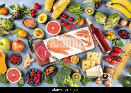 Nourriture, photo de nombreux produits différents, avec viande, poisson, poulet et crevettes, légumes et fruits, légumineuses, vin, pas Banque D'Images