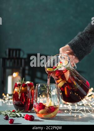 La sangria d'hiver verse dans des verres, table de noël Banque D'Images