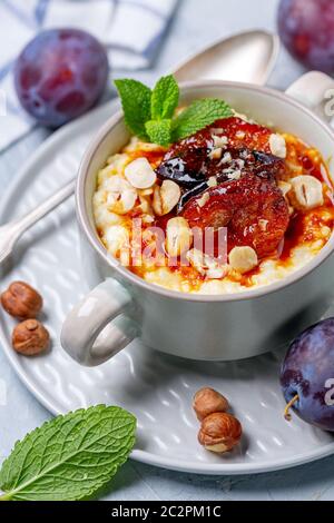 Porridge de millet sans gluten dans un bol en céramique. Banque D'Images