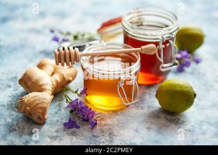 Tableau des aliments sains avec différents types de miel, de gingembre et lime Banque D'Images