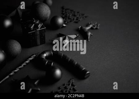 Composition simple et minimaliste de Noël en couleur noir mat Banque D'Images