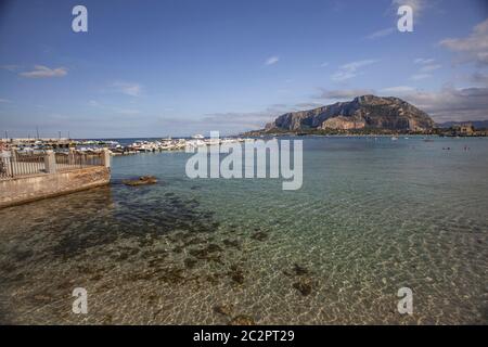 Mondello jetée au coucher du soleil en Sicile près de Palerme Banque D'Images