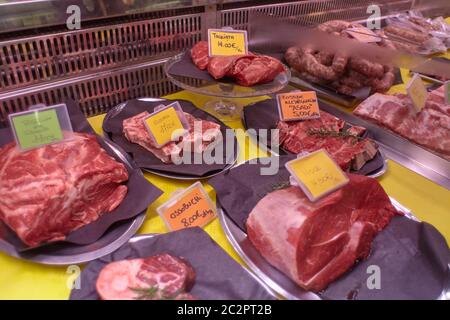Coupes de viande de veau crues dans un comptoir froid avec étiquettes de prix prêtes à être vendues dans la boutique du boucher. Banque D'Images