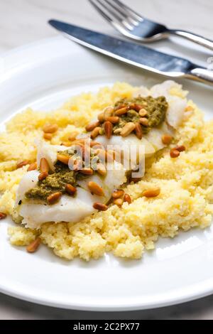 morue au pesto vert et aux graines de pin au couscous Banque D'Images