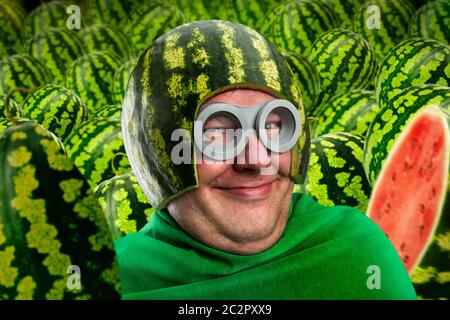 Crazy Man in watermelon casque et parasitaires, googles caterpillar ou ver, des fruits plutôt que de la tête Banque D'Images