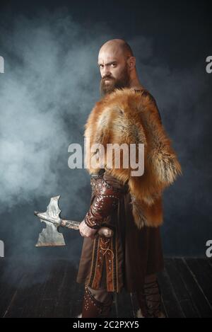 viking en colère avec hache, esprit martial, image barbare. Ancien guerrier de fumée Banque D'Images