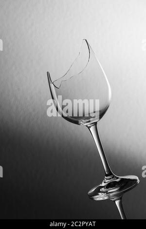 Studio libre vue oblique d'un verre de vin en face de background avec lumière douce pente sombre monochrome. Banque D'Images