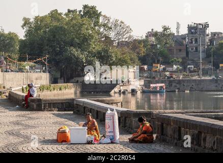 Nagpur, Maharahstra, Inde - Mars 2019: Femmes indiennes vendant des collations sur la promenade au bord du lac Futala dans la ville. Banque D'Images