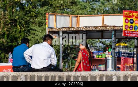 Nagpur, Maharahstra, Inde - Mars 2019 : une femme indienne qui vend des jus de fruits et des boissons froides dans son magasin dans les rues de la ville. Banque D'Images