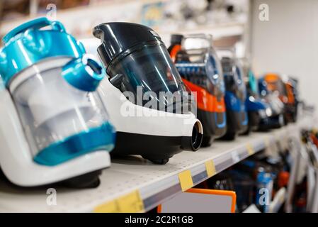 Rangée de nouveaux aspirateurs sur l'étagère dans le magasin d'électronique, personne. Vente d'appareils électroménagers au supermarché Banque D'Images