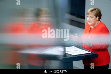 Berlin, Allemagne. 18 juin 2020. La chancelière Angela Merkel (CDU) s'exprime au Bundestag lors de la déclaration de son gouvernement sur la présidence allemande du Conseil de l'UE. De 01.07.2020 à 31.12.2020, l'Allemagne prendra la présidence du Conseil de l'UE. Credit: Kay Nietfeld/dpa/Alay Live News Banque D'Images