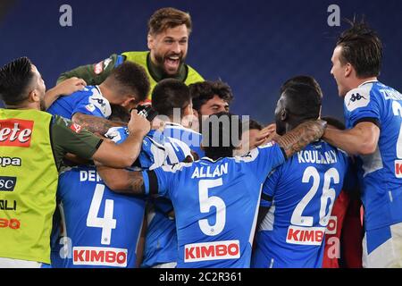 Rome, Italie. 17 juin 2020. Les joueurs de Naples célèbrent après avoir remporté la finale du match Coca-Cola de Coppa Italia entre SSC Napoli et FC Juventus au Stadio Olimpico le 17 juin 2020 à Rome, Italie. (Photo de Giuseppe Fama/Pacific Press) crédit: Agence de presse du Pacifique/Alay Live News Banque D'Images