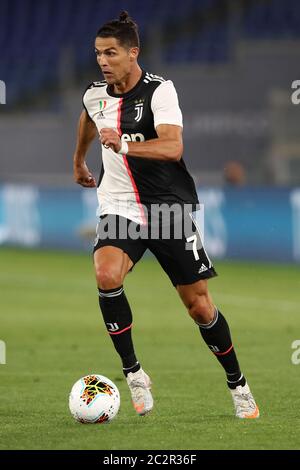 Rome, Italie. 17 juin 2020. Cristiano Ronaldo (Juventus) en action lors de la finale du match Coca-Cola de Coppa Italia entre SSC Napoli et FC Juventus au Stadio Olimpico le 17 juin 2020 à Rome, Italie. (Photo de Giuseppe Fama/Pacific Press) crédit: Agence de presse du Pacifique/Alay Live News Banque D'Images