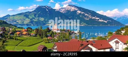 Vue panoramique aérienne de Spiez Église et château sur les rives du lac de Thoune, dans le canton suisse de Berne au coucher du soleil, Spiez, Suisse. Banque D'Images