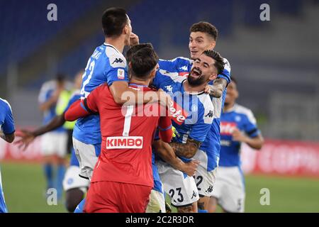 Rome, Italie. 17 juin 2020. Les joueurs de Naples célèbrent après avoir remporté la finale du match Coca-Cola de Coppa Italia entre SSC Napoli et FC Juventus au Stadio Olimpico le 17 juin 2020 à Rome, Italie. (Photo de Giuseppe Fama/Pacific Press) crédit: Agence de presse du Pacifique/Alay Live News Banque D'Images