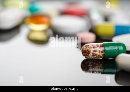 Close up de différentes pilules éparpillées sur la table Banque D'Images
