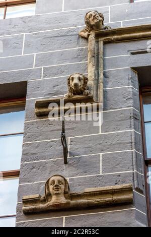 Sculptures en pierre complexes ornant la façade de la Maison Tavel au Musée d'histoire de Genève à Genève en Suisse Banque D'Images